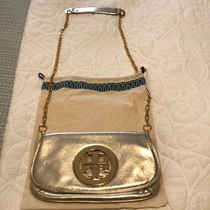 Tory Burch Metallic logo clutch in Gold